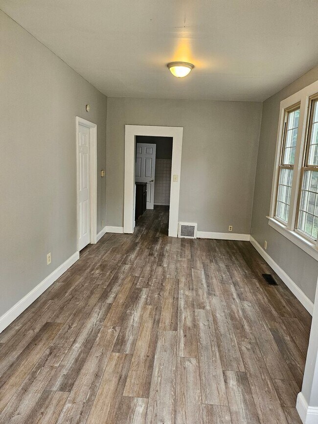 Building Photo - 2 bed house