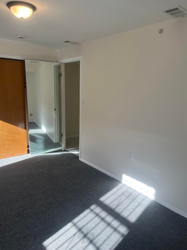 Building Photo - 653 39th St