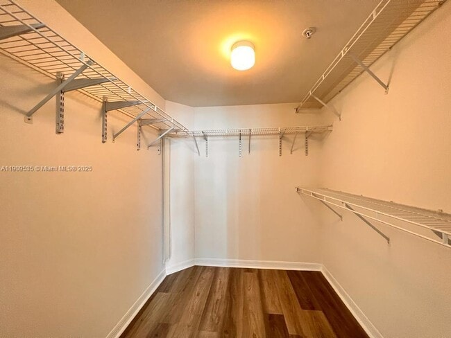 Building Photo - 1155 Brickell Bay Dr