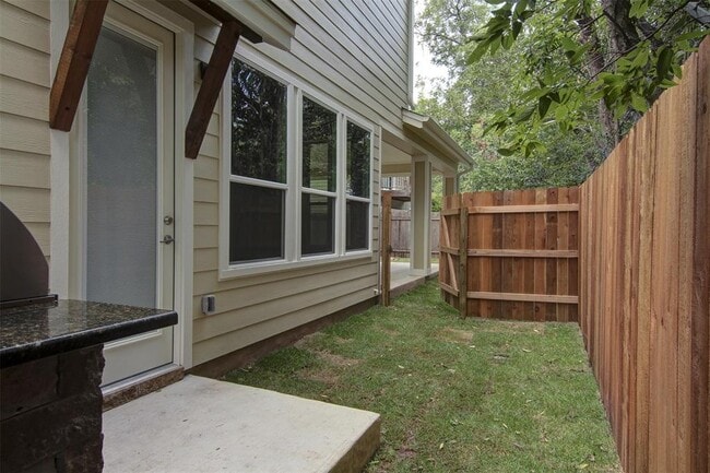 Building Photo - 923 E 37th St