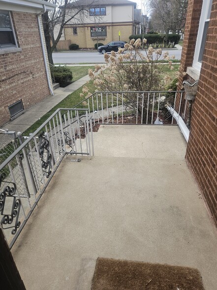 Front Landing - 7560 W Touhy Ave