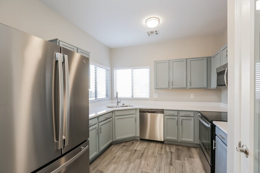 Building Photo - 261 N Valle Verde