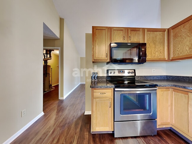 Building Photo - 818 Somerset Ct