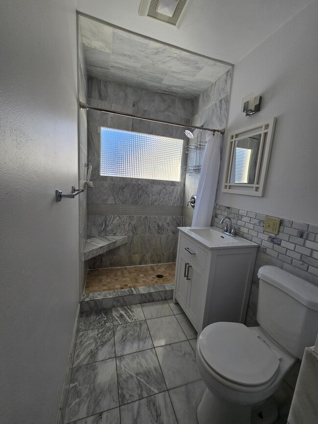 Building Photo - 1412 Lake Dr