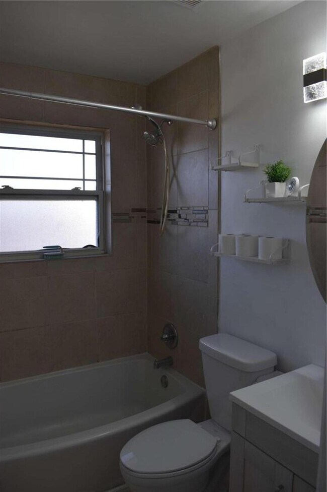 Building Photo - 24 Daniel St SE