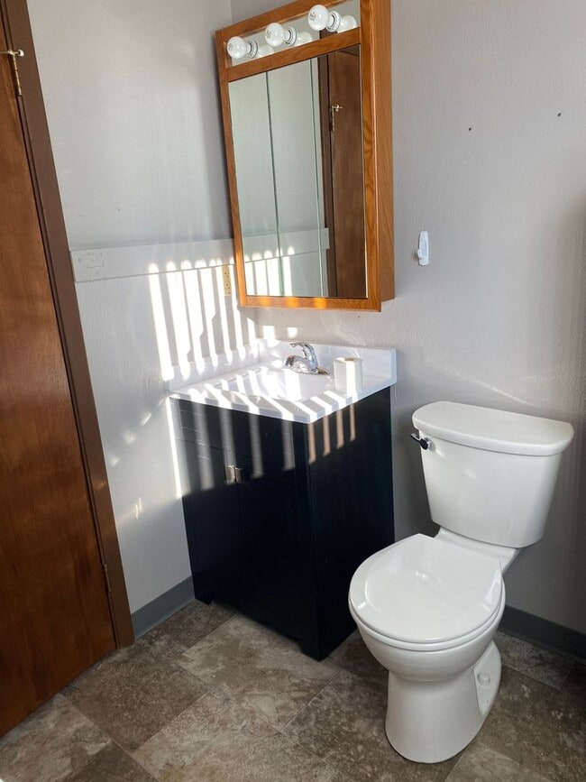 Building Photo - Beautiful, Spacious 3 bed Condo