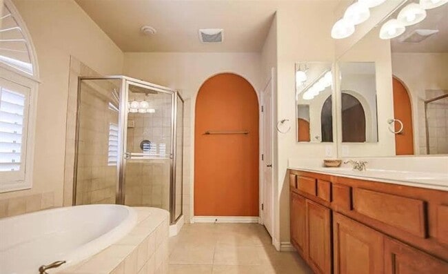 Building Photo - Welcome to this stunning 3-bedroom, 2.5-bathroom home located in the desirable city of Las Vegas!