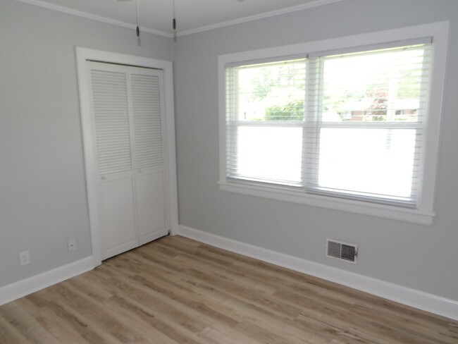 Building Photo - 3Bd/2BA   Brick Ranch Home
