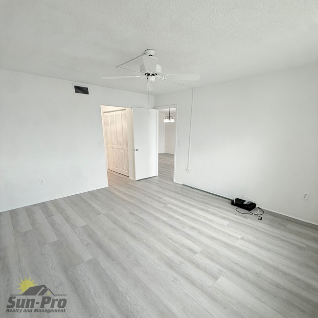 Building Photo - 3606 S Peninsula Dr