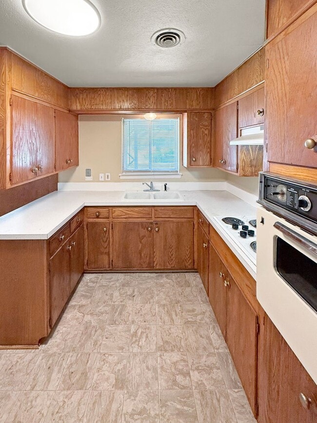 Building Photo - Charming 3-Bedroom Home with Bonus Room in...
