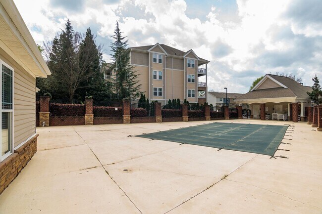 Building Photo - Spacious 3 Bed / 3.5 Bath Townhome Near Raleigh Iron Works & 440!