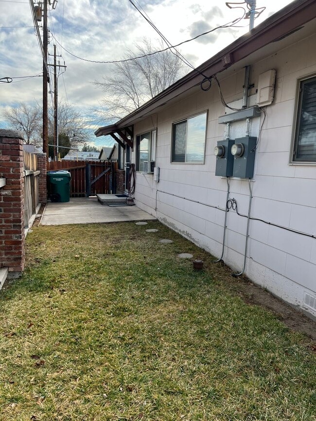 Building Photo - Beautiful 2 bedroom 1 Bath Duplex in Spark...
