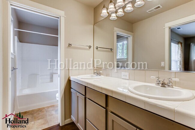 Building Photo - 977 NE 73rd Ave