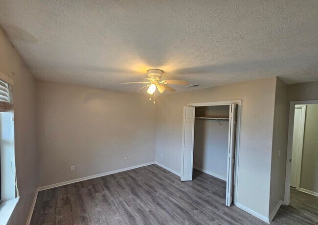 Building Photo - Adorable move-in ready home 3 bedroom 2 bath