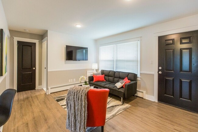 Building Photo - COMPLETELY UPDATED ROYAL OAK UNIT