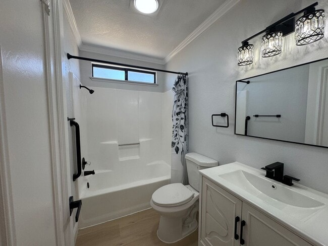 Building Photo - Beautifully Remodeled 3 Bed, 2 Bath $1,795.00