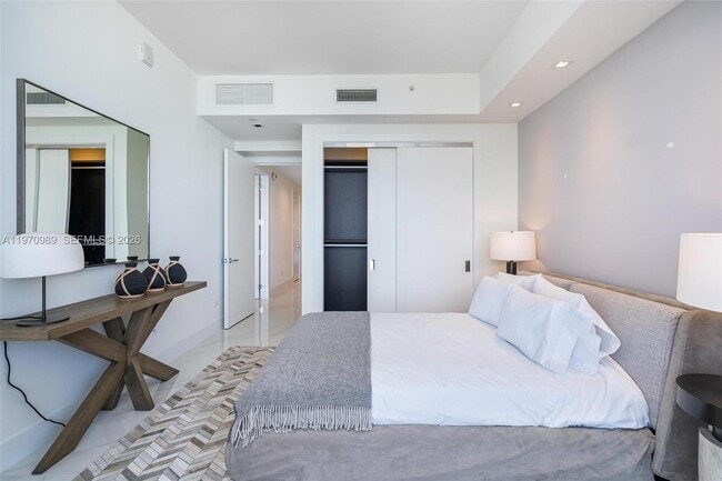 Building Photo - 18501 Collins Ave