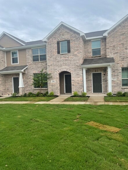 front yard - 2209 Greystone Dr