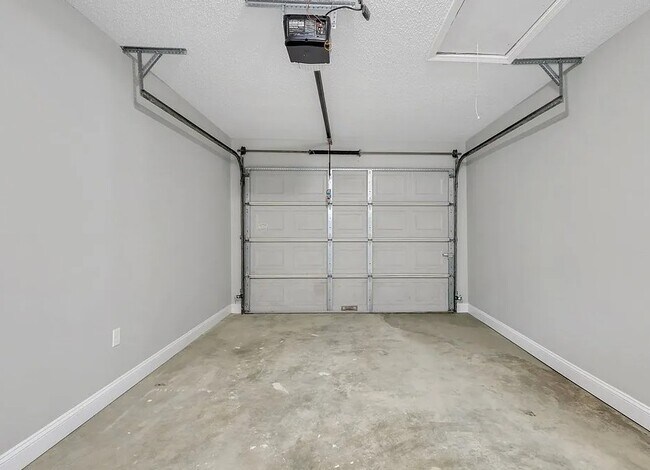 Building Photo - 812 Spanish Oak Dr