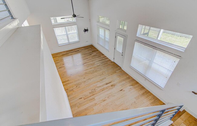 Building Photo - 2117 Maxwell Ln