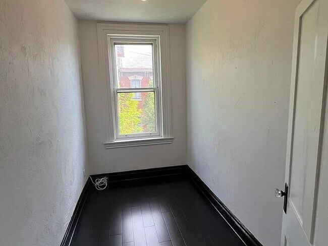 Building Photo - 606 N Taylor Ave