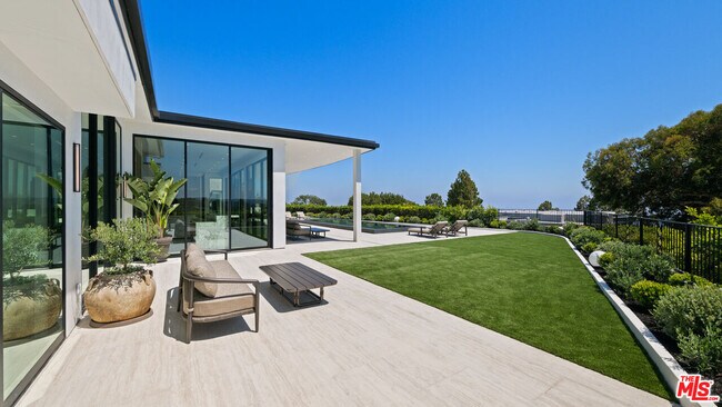 Building Photo - 365 Trousdale Pl