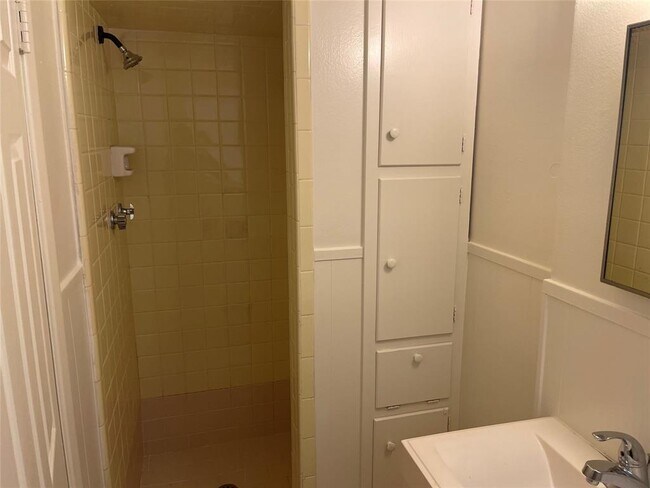 Building Photo - 2711 Hemphill Park