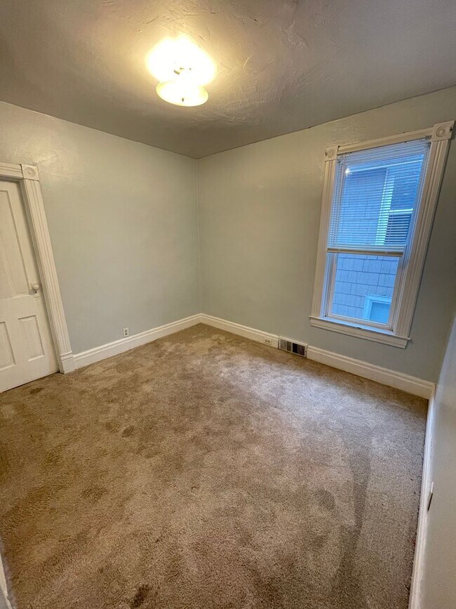 Building Photo - 1302 W 1st St