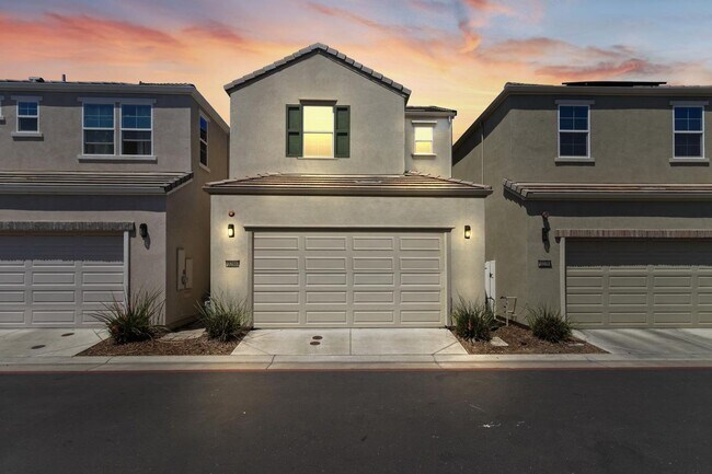 Building Photo - 3 Bed 2.5 Ba 2 Car Garage with solar!