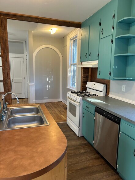 Primary Photo - 1103 Oakwood Ave