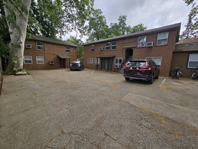 Building Photo - 2 Bedroom 1 Bath Upstairs Apartment in Chico!