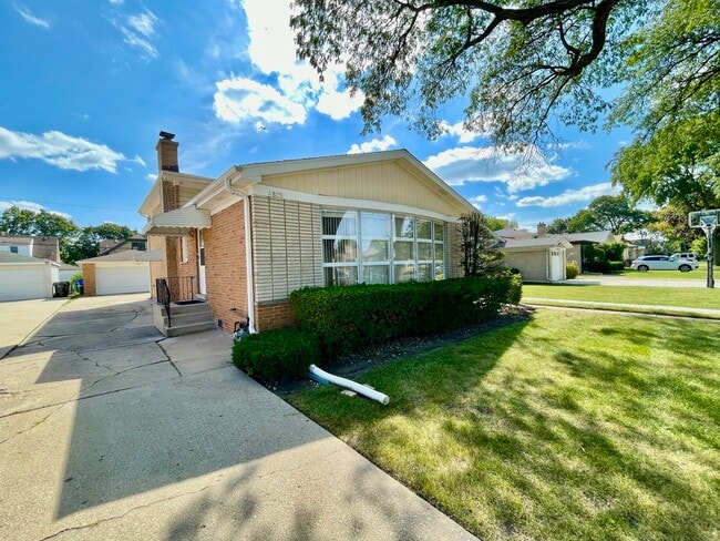 Building Photo - 4825 Sherwin Ave