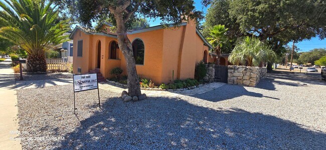 Building Photo - 3 Bedroom 1.5 bath with large basement  an...