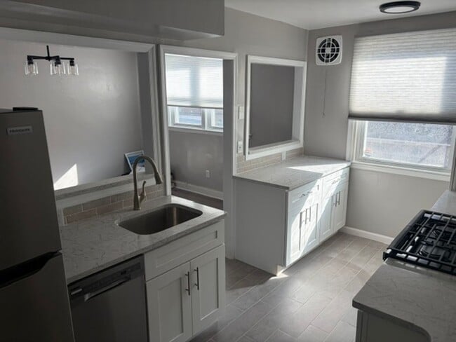 Building Photo - Gorgeous 3-Bedroom Townhome in Holmesburg! Available NOW!