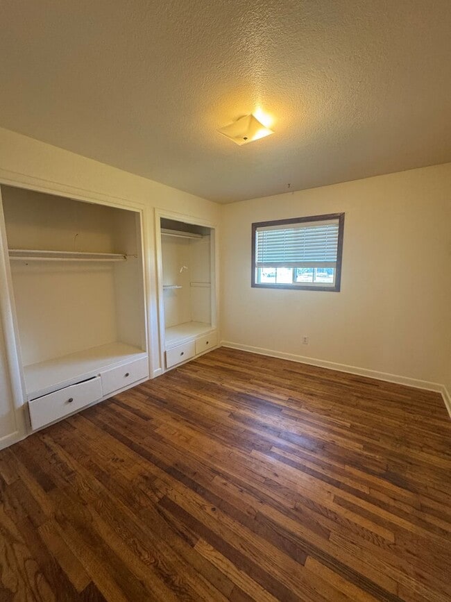 Building Photo - 3 bed 1 bath with large back yard - sewer ...