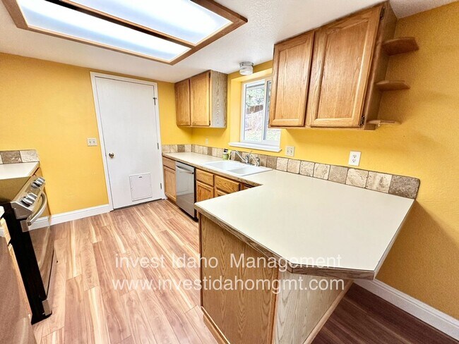 Building Photo - Enjoy the foothill views from your backyard!