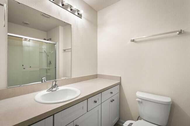 Building Photo - Charming 3-Bedroom Townhome for Rent in Wh...