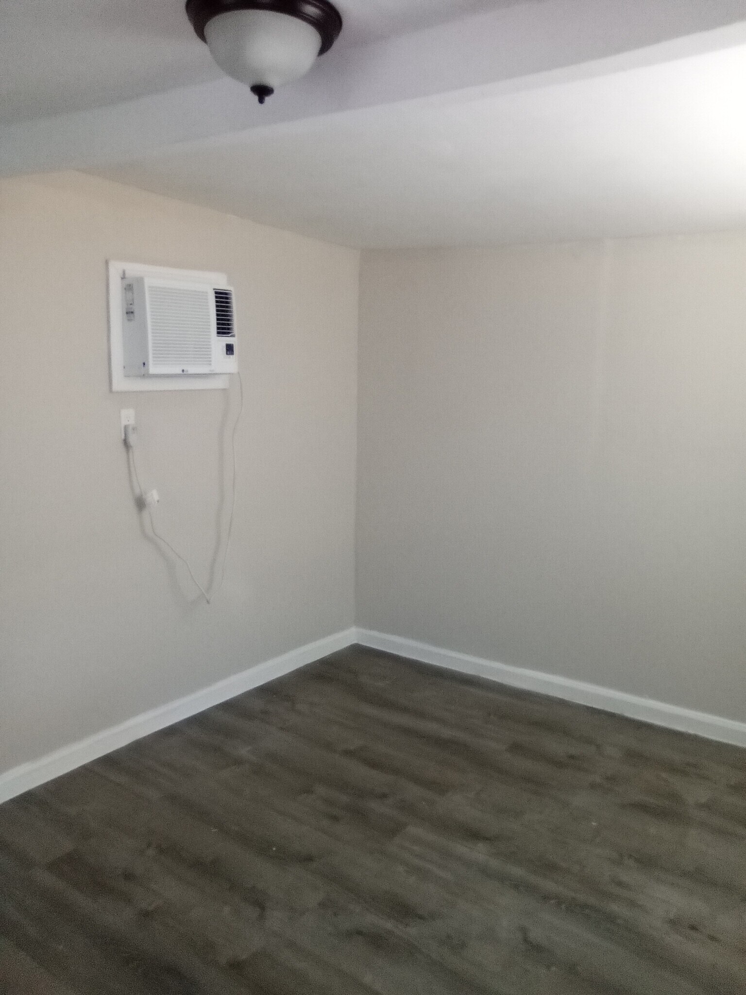 Building Photo - 1850 Service Rd