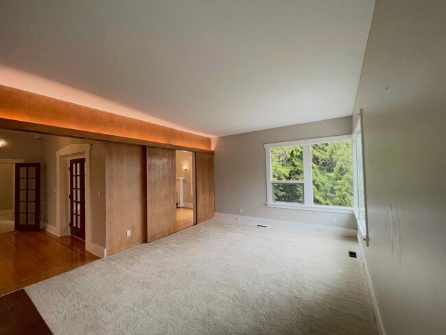 Building Photo - Elegant 4BR 2.5Bath Home with Fenced Yard & Garage Across from Seattle Prep**2 weeks free **2 wee...