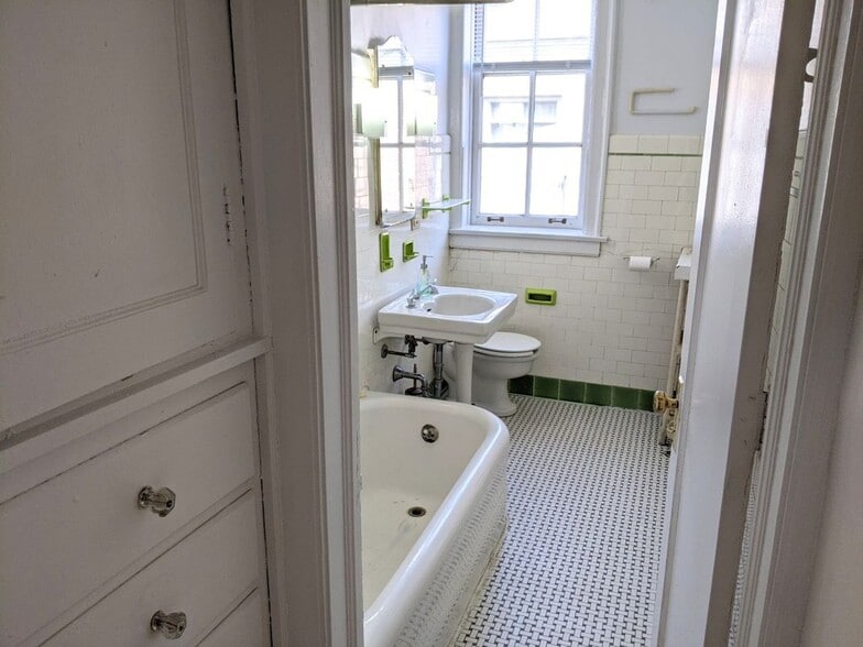 Building Photo - 905 Elmwood Ave