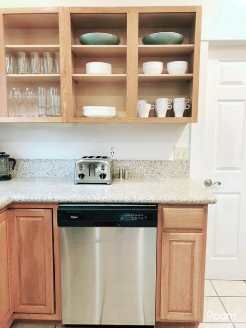 Fully equipped kitchen - 2005 N Beachwood Dr