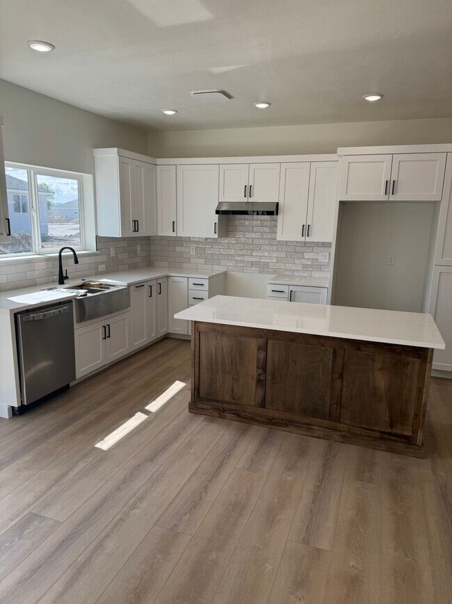 Building Photo - TWIN HOME FOR RENT IN SUGAR CITY - 3 BEDROOMS 2 FULL BATHROOMS