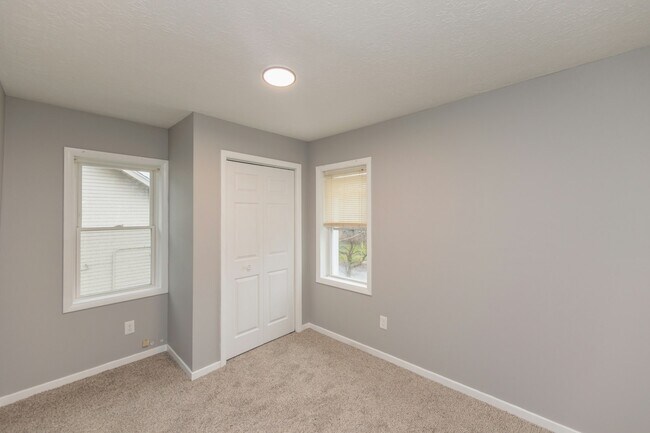 Building Photo - 1038 W 11th St