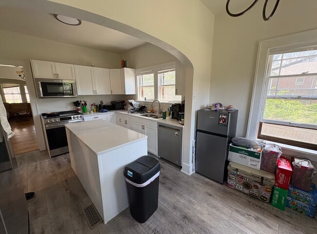 Building Photo - 306 W John St