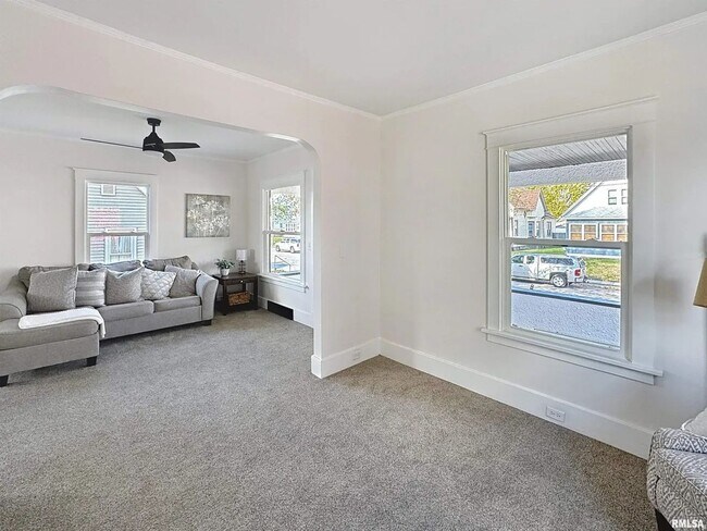 Building Photo - 3 Bedroom Rental in Moline