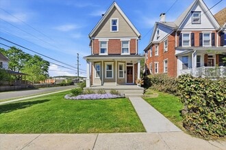 Building Photo - Charming Updated 4B/2.5B Home with Fenced Yard & Parking Included