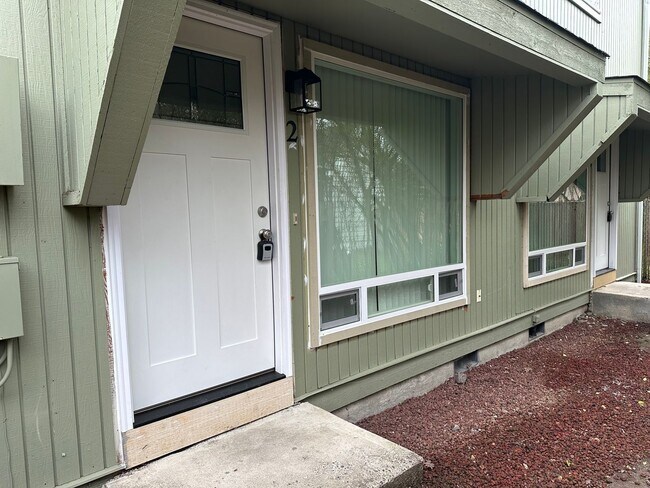 Building Photo - 1527 Santiam Hwy SE