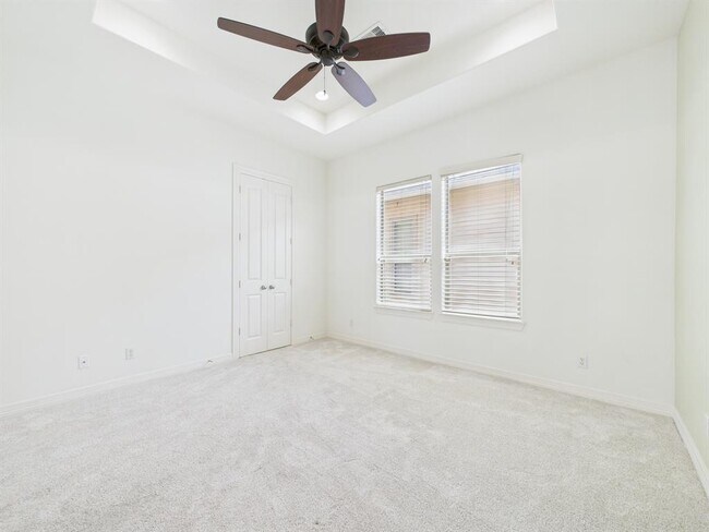 Building Photo - 3805 Center Plaza Dr