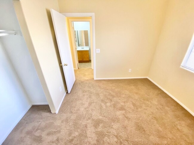Building Photo - STUNNING 3 BEDROOM 2.5 BATH HOME LOCATED I...