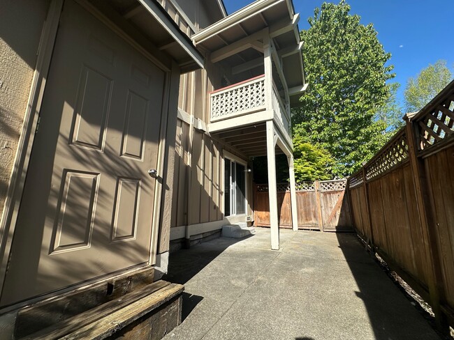 Building Photo - 415 Healy Ave S